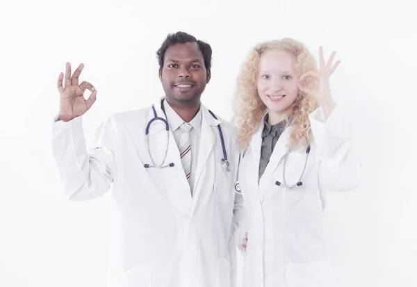 Dois médicos do centro médico mostrando gesto OK . — Fotografia de Stock