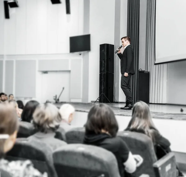 Orador habla en una conferencia de negocios frente a empresarios y periodistas — Foto de Stock