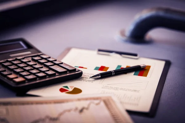 De cerca. pluma con punta de oro y gráfico financiero sobre la mesa . —  Fotos de Stock