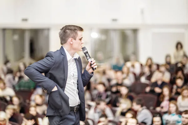 Succesvolle zakenman organiseert business conferentie voor de pers — Stockfoto