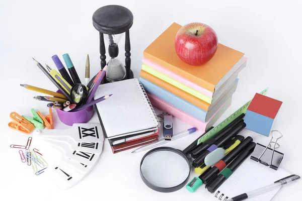 Різноманітність барвистих шкільних приладдя на білому тлі — стокове фото