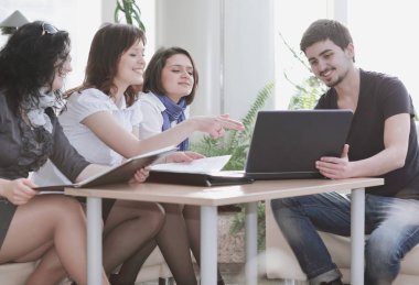 İş yerinde el sıkışan meslektaşlar. ofis hayatı