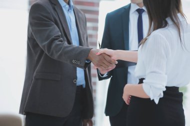 arka ofis portre .işler el sıkışma mali ortaklar