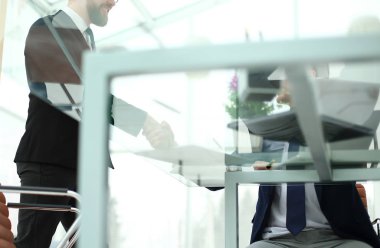 alt view.the arka plan görüntüsü el sıkışmasının bir masa üzerine iş ortakları