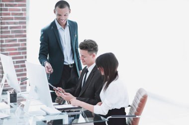 iş takım modern Office belgeleriyle çalışma.