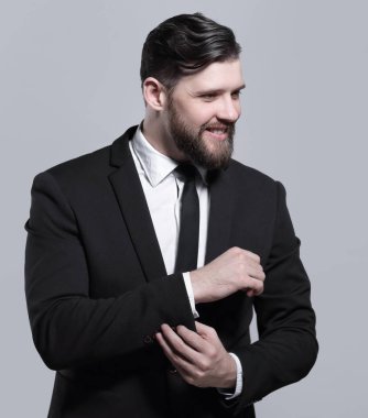 ciddi iş adamı onun kol gömleğinin kolunda ayarlama