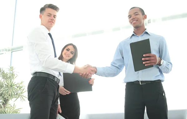 Stretta di mano di partner commerciali in piedi in ufficio — Foto Stock