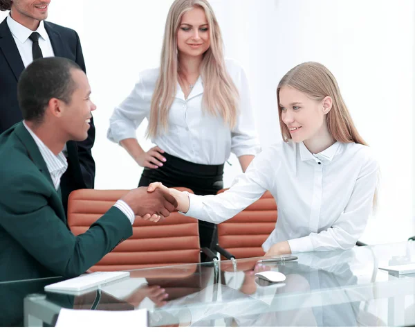 Handshake Manager i klient w biurze — Zdjęcie stockowe