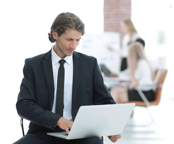 Ernstige zakenman die op laptop in moderne kantoor werkt — Stockfoto