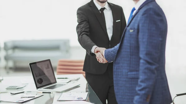 Framgångskoncept i näringslivet - handslag för affärspartners mot bakgrund av arbetsplatsen — Stockfoto