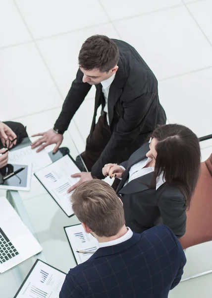 Team di lavoro di successo discutendo grafica di marketing alla riunione del workshop — Foto Stock