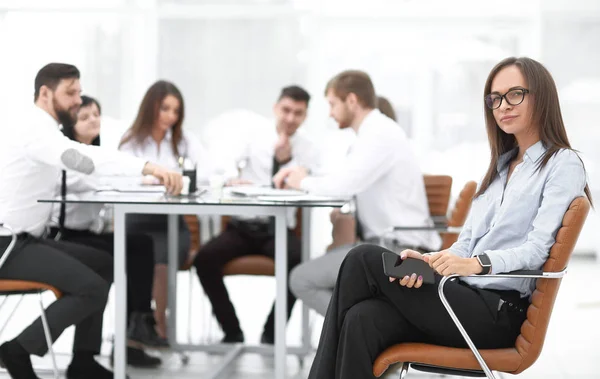 Ejecutiva mujer de negocios con teléfono inteligente en fondo borroso del equipo de negocios — Foto de Stock