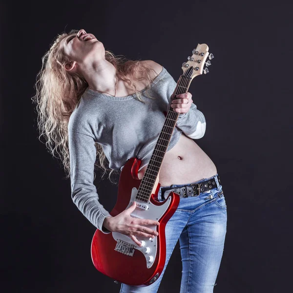 Ung och vacker rocktjej spelar elgitarr — Stockfoto