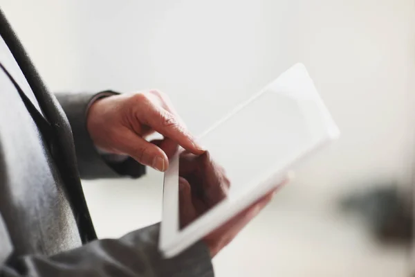 Dijital tablet.photo kopya alanı ile ekranda yakın up.blurred görüntü işadamı presler — Stok fotoğraf