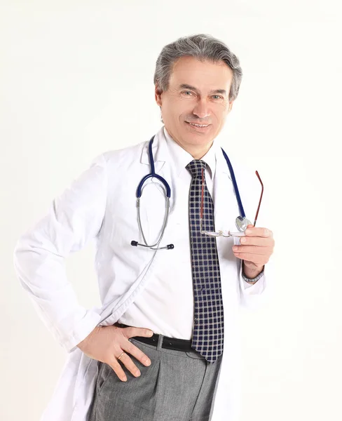 Портрет зрелого врача в белом халате и стетоскопе на изолированном фоне — стоковое фото