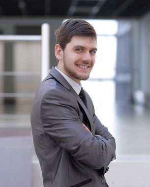 Ofisin arka planında başarılı bir iş adamı