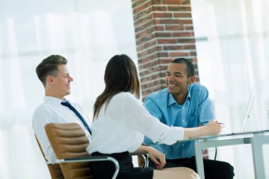 çalışanların iş yerinde yeni fikirler tartışıyor