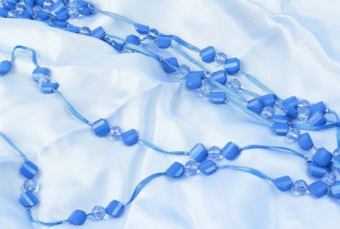 Beyaz arka plan üzerinde izole kadın kolye. kopya alanı ile fotoğraf