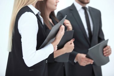 up.Group iş adamları ile clipboards.isolated beyaz üzerine kapatın