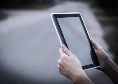 Dijital tablet tutan kişi insan ve teknoloji .closeup