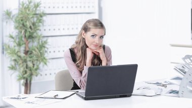 dizüstü bilgisayar ekranına bakarak Genç iş kadını.
