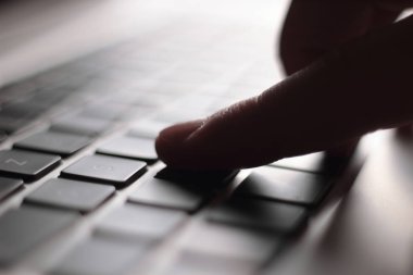 yakın çekim. parmak calculator.business kavramı klavye