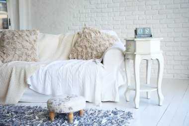 Beyaz kanepe ve şık bir oturma odasında değişim takvimle komidin