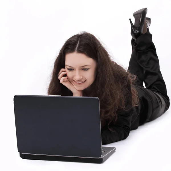 Biznes kobieta pracuje na laptopie, leżąc na podłodze. — Zdjęcie stockowe