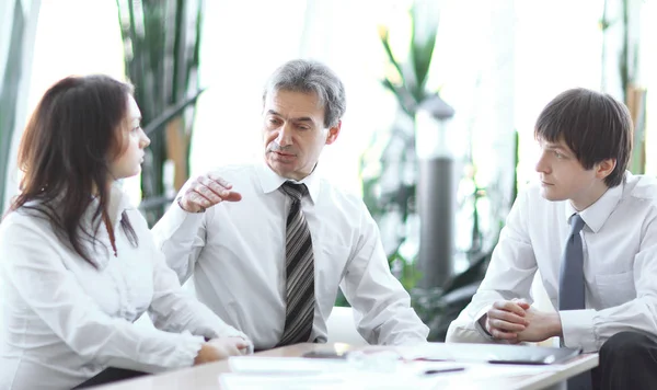 Líder del proyecto hablando con el equipo empresarial en el lugar de trabajo . — Foto de Stock