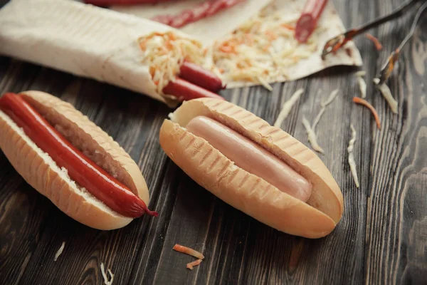 Preparation of hot dogs with sausage.photo on a wooden backgroun — Stock Photo, Image