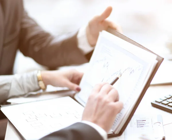 Close up.colleagues discuter du calendrier financier — Photo