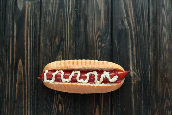 Hot dog na dřevěné background.photo s kopií prostor — Stock fotografie