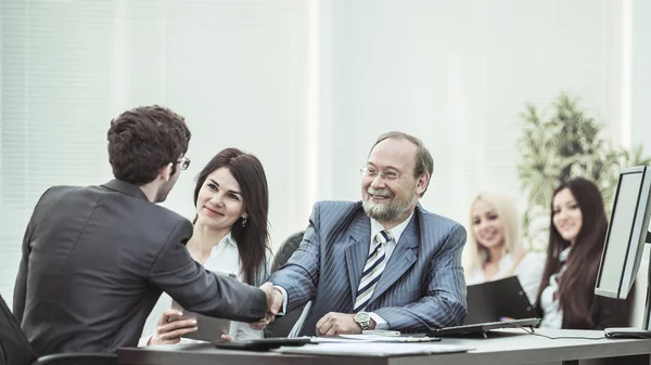 Advogado e um aperto de mão de parceiros de negócios depois de discutir os termos do contrato — Fotografia de Stock