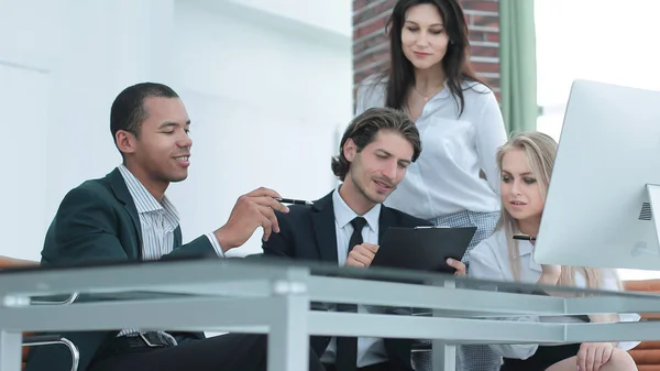 Closeup.international equipe de negócios discutindo questões de negócios. foto com lugar para texto — Fotografia de Stock