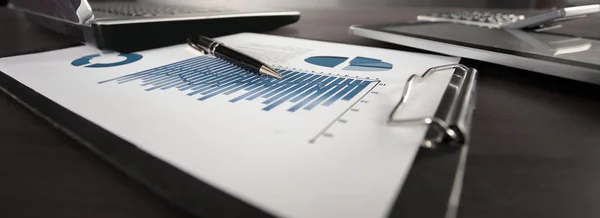 Close up. clipboard with the financial report on the desktop — Stock Photo, Image