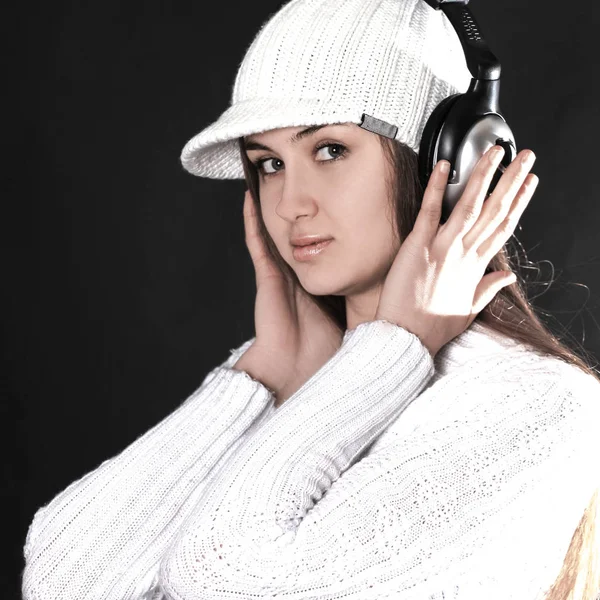 Stylowy, młoda kobieta, słuchanie muzyki przez słuchawki — Zdjęcie stockowe
