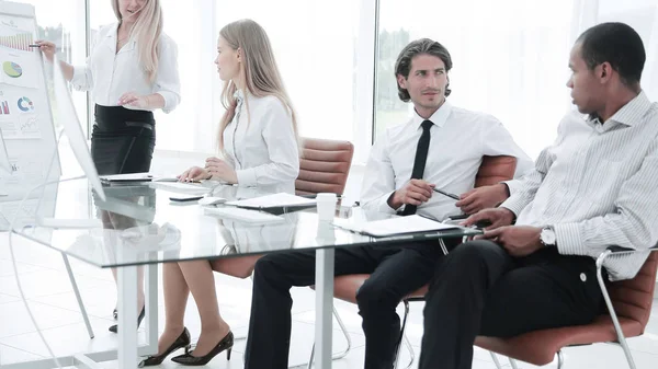 Mujer que presenta su idea a sus colegas en la reunión — Foto de Stock