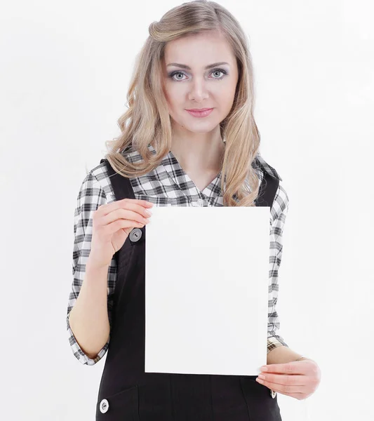 Usmívající se dívka podnikání ukazuje prázdný list. izolované na bílém — Stock fotografie