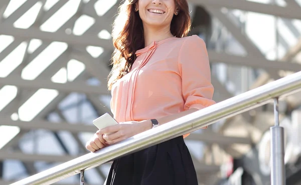 Mujer de negocios de confianza de pie en el balcón de un moderno edificio de oficinas —  Fotos de Stock