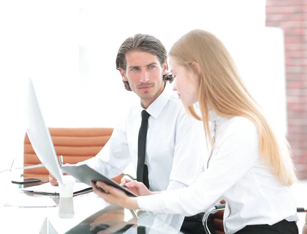 Manager and employee discussing working papers. photo with copy space — Stock Photo, Image