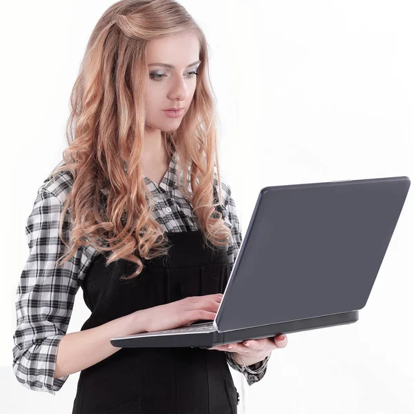 Joven mujer de negocios de pie con un ordenador portátil abierto . — Foto de Stock