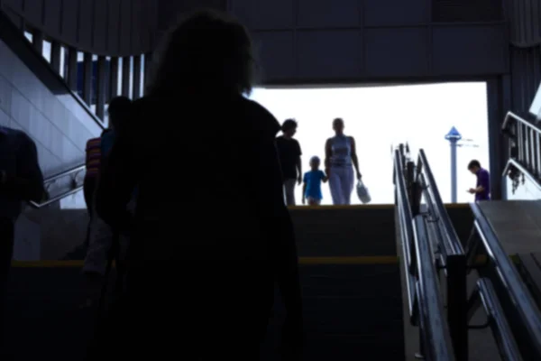Mensen op de trappen in de metro. stadsleven — Stockfoto