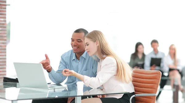 Hermosos socios comerciales jóvenes están utilizando un ordenador portátil, discutir documentos — Foto de Stock