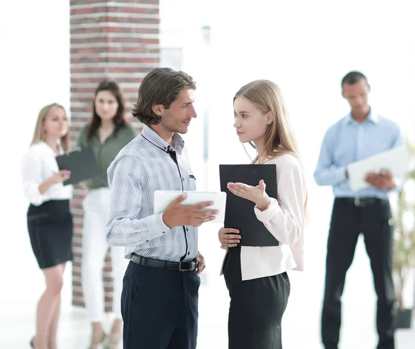 Colegas de negocios hablando, de pie en una oficina moderna — Foto de Stock