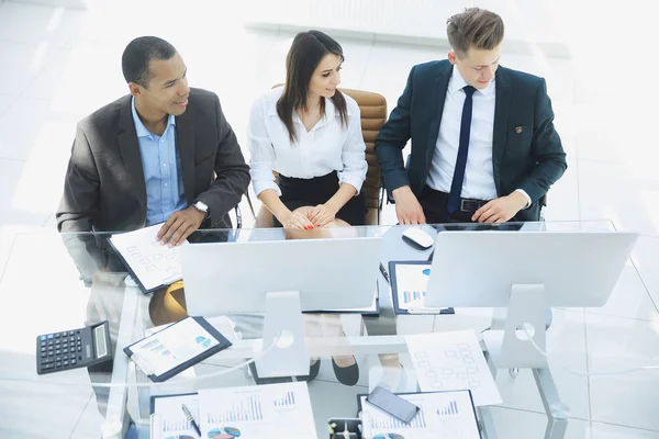 Equipe de negócios profissional sentado na mesa no escritório — Fotografia de Stock