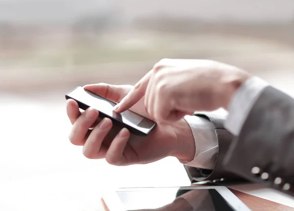 Close up.businessman preme il dito sullo schermo dello smartphone — Foto Stock