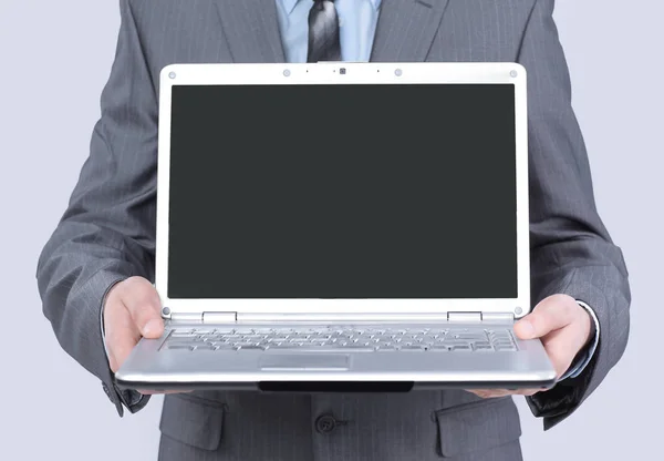 Manager zeigt offenen Laptop .isolation auf weiß — Stockfoto