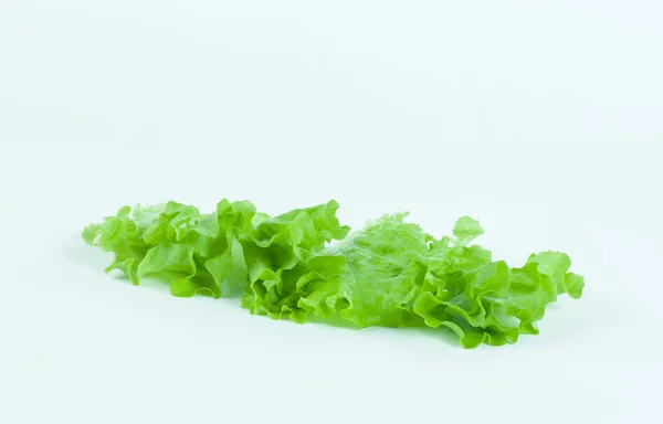 Foglia d'insalata. Lattuga isolata su fondo bianco. — Foto Stock