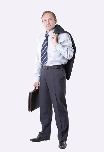 彼の肩の上にジャケットを保持している革製のブリーフケースを持つ男。白い背景に分離. — ストック写真
