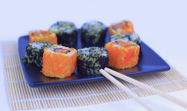 Sushi seti - Maki sushi ve chopsticks bir b farklı